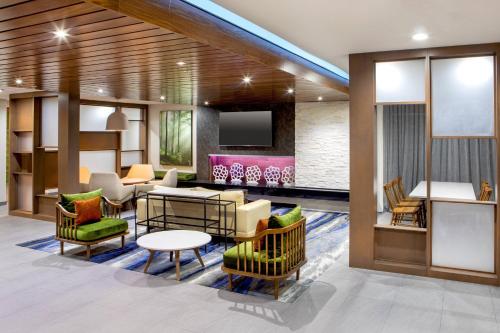 TV a/nebo společenská místnost v ubytování Fairfield Inn & Suites by Marriott McPherson