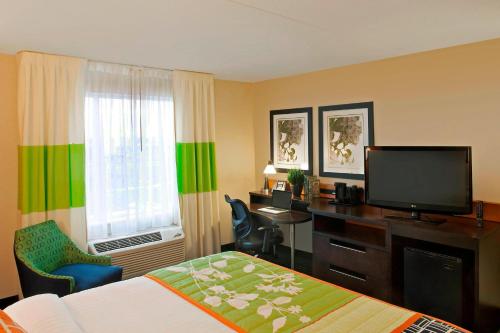 Televisyen dan/atau pusat hiburan di Fairfield Inn & Suites by Marriott Toronto Mississauga