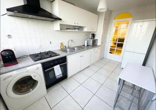 维勒班Spacious &nice apartment with balcony and parking的配有洗衣机和水槽的厨房