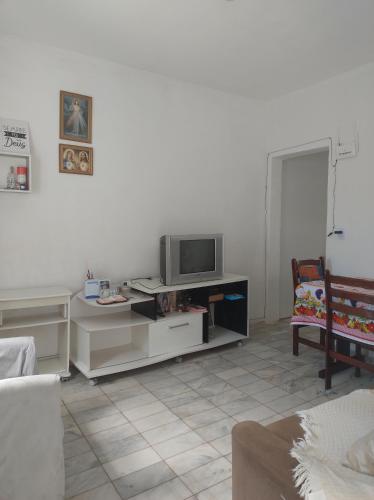 - un salon avec une télévision dans un centre de divertissement dans l'établissement CANTINHO DA PRAIA, à Mongaguá