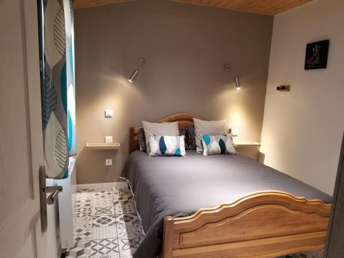une chambre avec un grand lit dans une pièce dans l'établissement Maison Centre Ville Parking privé, à Ax-les-Thermes