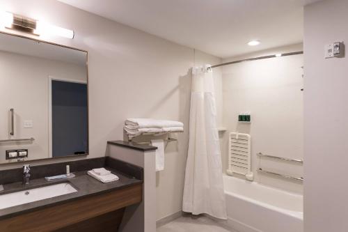 Ένα μπάνιο στο Fairfield Inn & Suites by Marriott Northfield