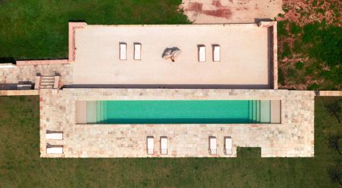 Una vista aérea de un edificio con piscina. en Masseria Abbracciavento - Private Pool by HDSalento, en Tricase