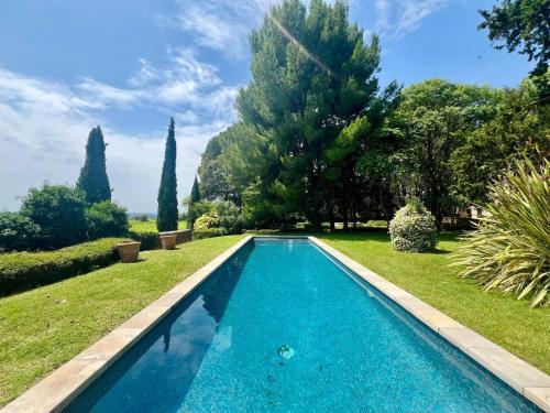 - une piscine dans une cour arborée dans l'établissement Domaine de la Clapière, à Montagnac