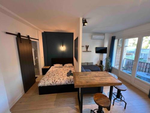 une chambre avec un lit et une table dedans dans l'établissement FLC - Charming Studio Parking - 4 Guests, à Marseille