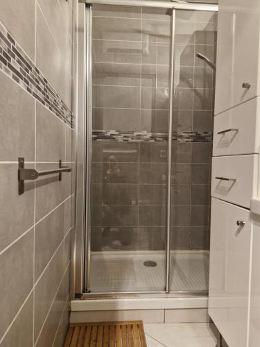 une douche avec une porte vitrée dans une salle de bain dans l'établissement Village naturiste Beach Place, au Cap d'Agde