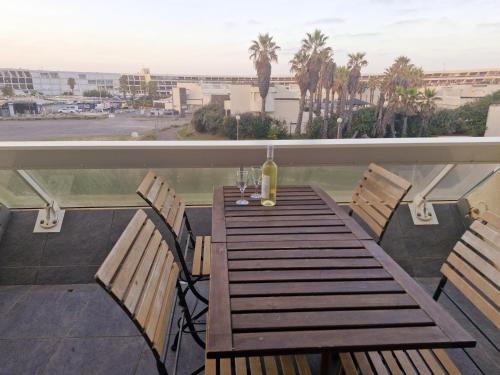 une table et des chaises sur un balcon avec vue sur l'océan dans l'établissement Village naturiste Beach Place, au Cap d'Agde