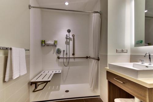 Bilik mandi di Element Ewing Princeton