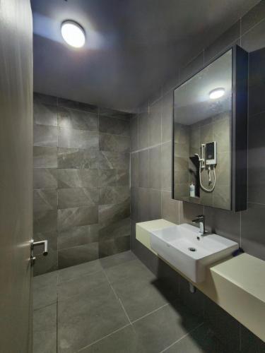 Ένα μπάνιο στο MOSSAZ Minimalist Studio