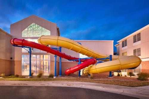 Bazén v ubytování Fairfield Inn & Suites by Marriott Gillette nebo v jeho okolí