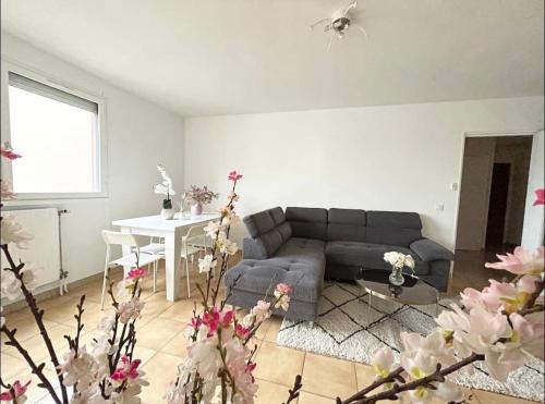 un salon avec un canapé et une table dans l'établissement Apartment - Le Melies, à Villeurbanne