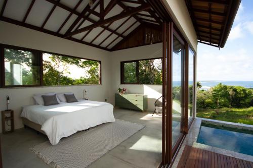 Ένα ή περισσότερα κρεβάτια σε δωμάτιο στο Luxury Villa Sea & River Views 5min to Pituba