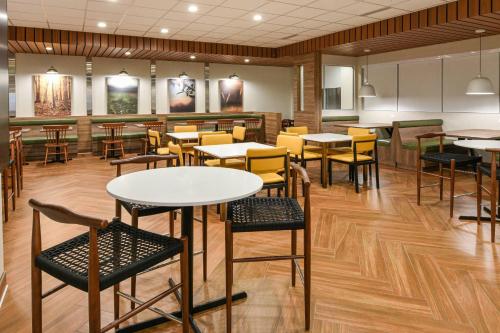 a dining room with tables and chairs at Fairfield Inn & Suites by Marriott Moorpark Ventura County in Moorpark