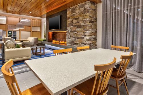 a living room with a large table and chairs at Fairfield by Marriott Inn & Suites Knoxville Airport Alcoa in Alcoa