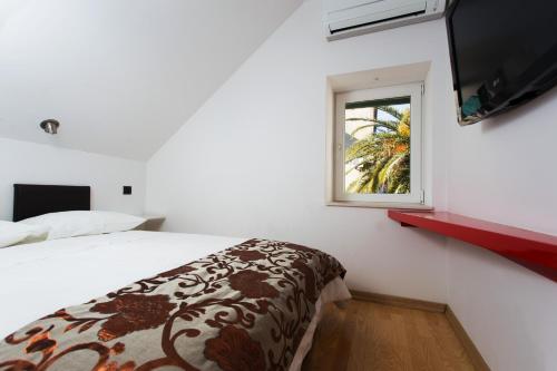 Säng eller sängar i ett rum på Marinac City Center Apartments & Rooms