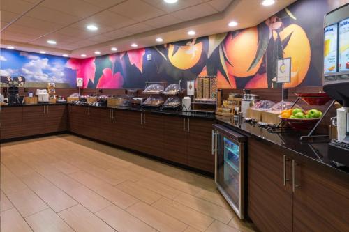 Un restaurante de comida rápida con un mostrador con comida. en Fairfield Inn Salt Lake City South, en Murray