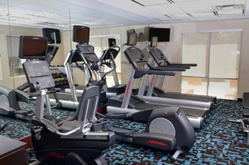Fitness centrum a/nebo fitness zařízení v ubytování Fairfield Inn & Suites Effingham
