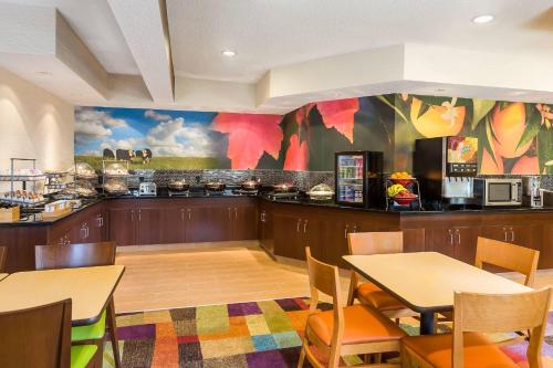 Dapur atau dapur kecil di Fairfield Inn & Suites Grand Rapids