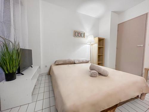 - une chambre avec un grand lit et une télévision dans l'établissement Bord de mer, balcon, à deux pas des commerces, à La Grande Motte