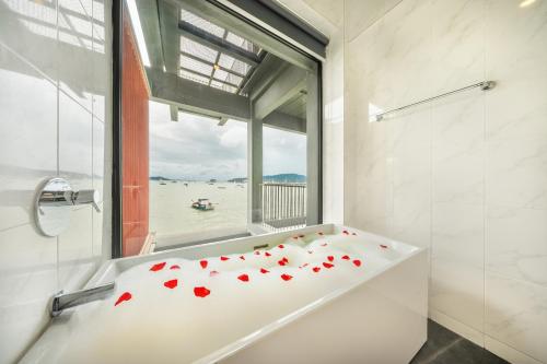 Fotografie z fotogalerie ubytování SHIN Arch39 Phuket Beach Front - SHA Plus v destinaci Chalong