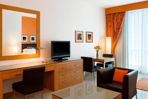 TV a/nebo společenská místnost v ubytování Four Points by Sheraton Bur Dubai