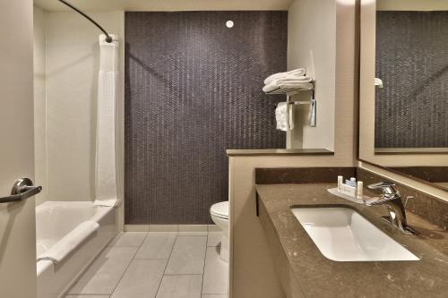 Ein Badezimmer in der Unterkunft Fairfield Inn & Suites by Marriott Albuquerque North