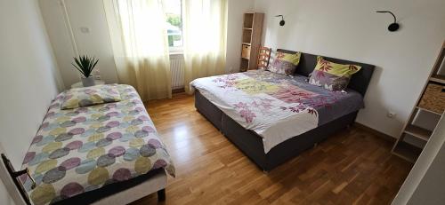 une petite chambre avec un lit et une fenêtre dans l'établissement Superbe logement refait à neuf 3 chambres et double parking, à Strasbourg