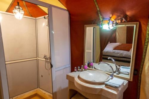 Koupelna v ubytování merzouga luxury spirit camp