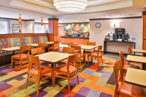 En restaurant eller et andet spisested på Fairfield Inn and Suites by Marriott Asheboro