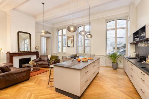 - une cuisine avec une grande île dans le salon dans l'établissement L'Ecrin de Varenca, à Carcassonne