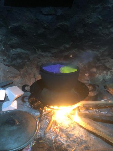 a pot sitting on top of a fire at Trường Giang homestay Bản Giốc in Dam Thuy