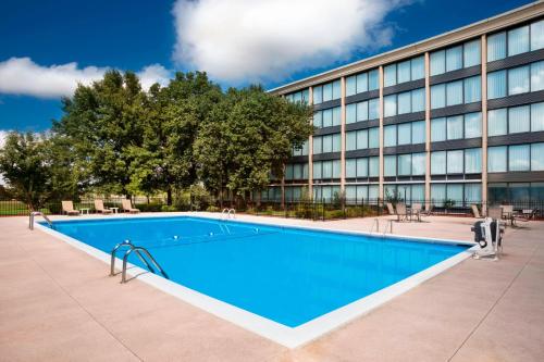 Der Swimmingpool an oder in der Nähe von Four Points by Sheraton Kansas City Airport