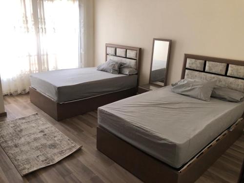 Ein Bett oder Betten in einem Zimmer der Unterkunft luxury apartment in wesal residence compund