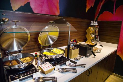 una cucina con tre pentole sopra un fornello di Fairfield Inn & Suites by Marriott Pocatello a Pocatello