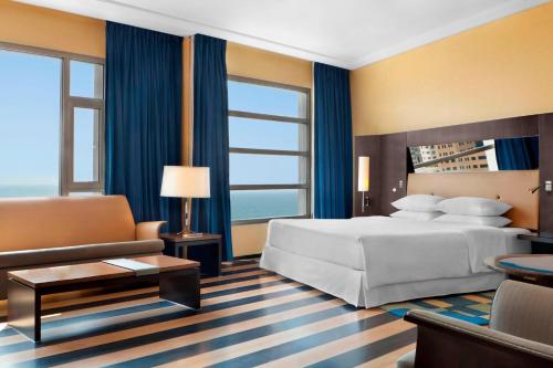 Postel nebo postele na pokoji v ubytování Four Points By Sheraton Le Verdun