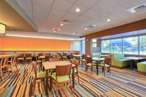 a dining room with tables and chairs and windows at Fairfield by Marriott Inn & Suites Philadelphia Horsham in Willow Grove