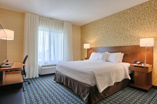 a hotel room with a large bed and a window at Fairfield by Marriott Inn & Suites Philadelphia Horsham in Willow Grove