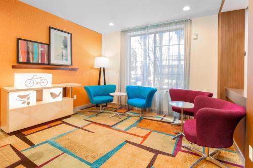 Fairfield Inn & Suites Temeculaにあるシーティングエリア