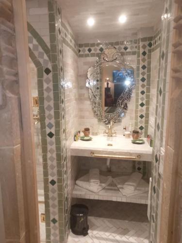 Salle de bains dans l'établissement Riad Thamayna