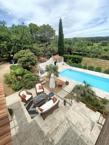 - une vue sur la piscine et ses chaises longues dans l'établissement Villa Les Vignes, à Flayosc