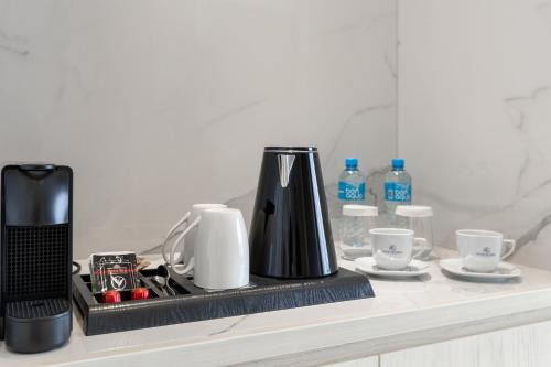 Příslušenství pro přípravu čaje a kávy v ubytování Maison Riviera