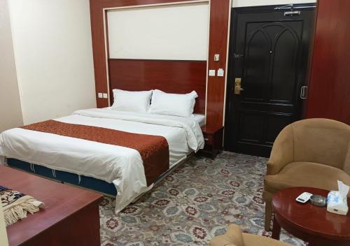 a hotel room with a bed and a chair at السارية in Jeddah