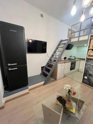 une chambre avec une cuisine et un escalier. dans l'établissement Appartement en centre-ville, proche gares, à Nice