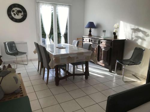 une salle à manger avec une table et des chaises dans l'établissement Maison 3* avec jardin, terrasse sud-ouest, proche mer et commerces, à Trégastel - FR-1-368-367, à Trégastel