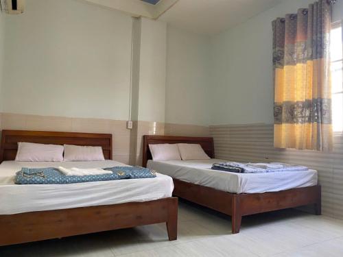 Postel nebo postele na pokoji v ubytování Khách sạn Bảo Trân 2