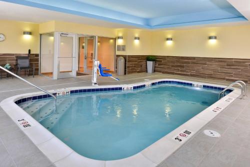 Πισίνα στο ή κοντά στο Fairfield Inn & Suites by Marriott St. Joseph