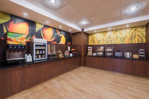 a waiting area of a restaurant with a food counter at Fairfield by Marriott Inn & Suites Uncasville Mohegan Sun Area in Uncasville