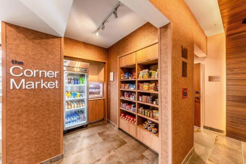 Supermarket nebo jiné obchody v  hotelu nebo okolí