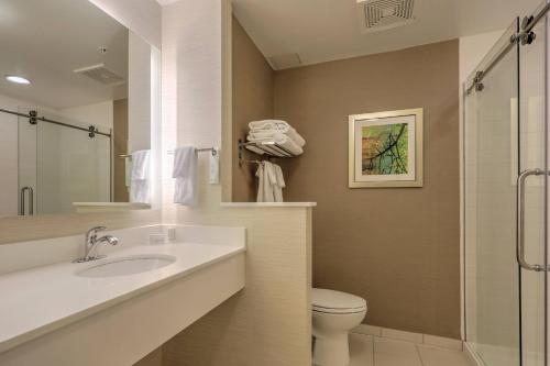 Un baño con lavabo, inodoro y ducha. en Fairfield Inn & Suites by Marriott Greenville, en Greenville