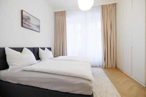 Stylish 1-Bedroom 2-Bath by Canal Minutes from Historic Centre